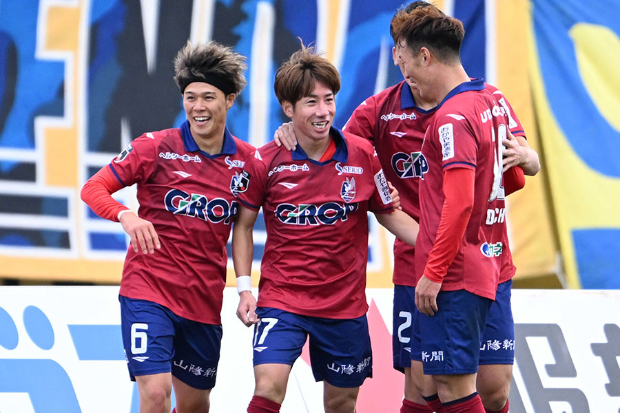 末吉塁（写真中央）が仙台戦で先制ゴールを決めた【写真：徳原隆元】