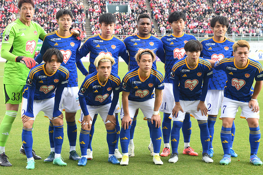 郷家友太(2段目の右から2番目)が試合後に涙を見せた【写真:徳原隆元】