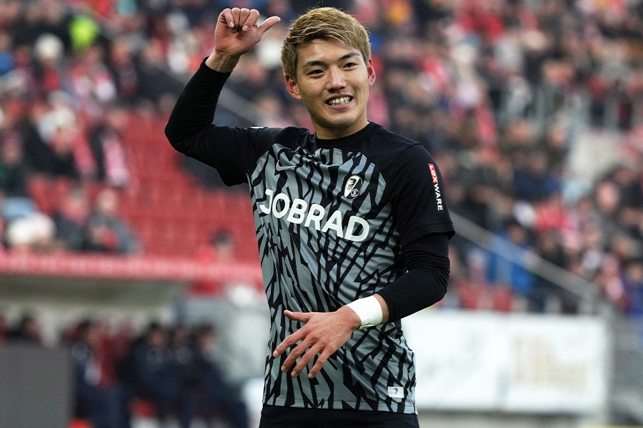 堂安律はマインツ戦でコーナーキックからアシストを記録【写真：Getty Images】