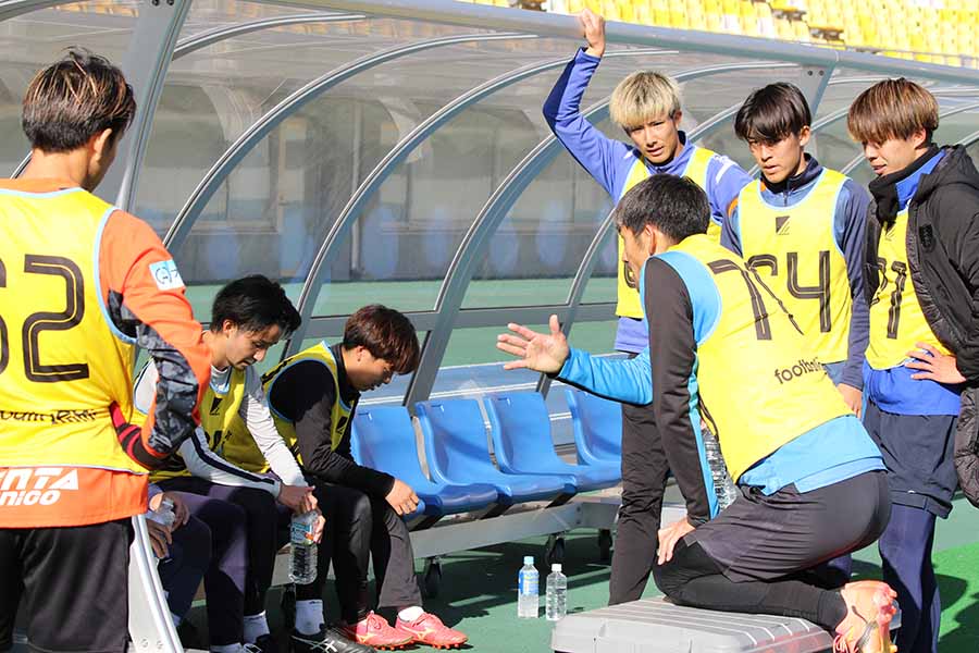 正座の姿勢でコミュニケーションを取る野田【写真:FOOTBALL ZONE】