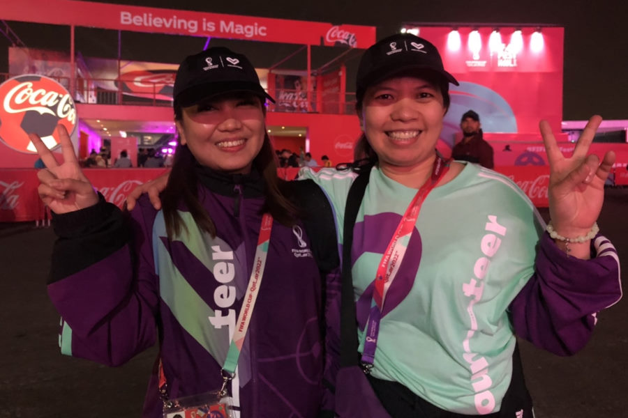 フィリピンから来たバーデットさんとマリアさん【写真:FOOTBALL ZONE編集部】