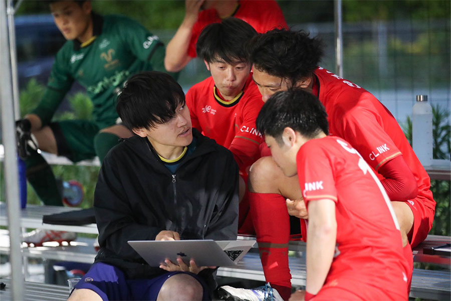 東大ア式蹴球部テクニカルユニットOBで、テクニカルコーチとして関東1部エリース東京FCの成長を支える木下慶悟さん(写真左)【写真:東京大学運動会ア式蹴球部】