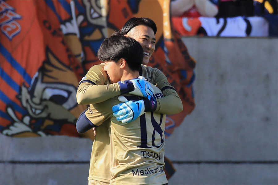 南雄太が息子と熱いハグ【写真:Noriko NAGANO】