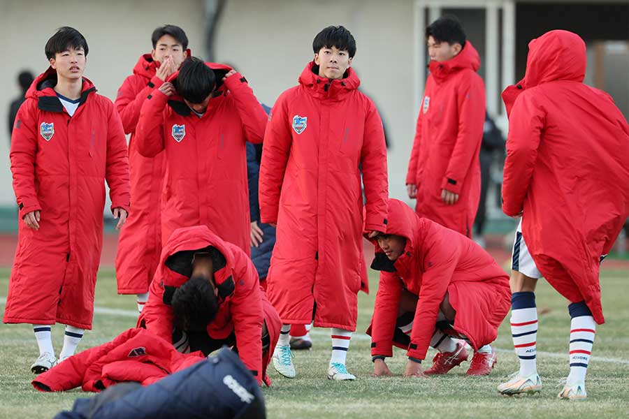 PK戦の末に敗れ肩を落とす寒川イレブン【写真:産経新聞社】