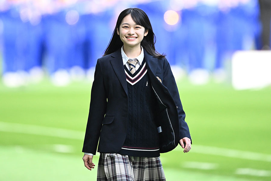 月島琉衣さんがまさかのリフティングを披露【写真：徳原隆元】