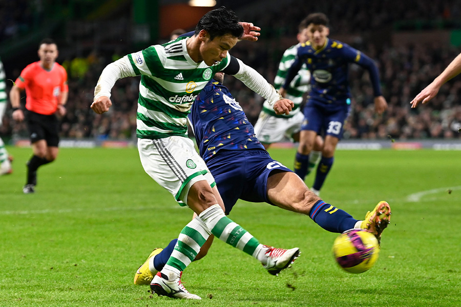 旗手怜央が勝ち越しゴールを演出【写真：Getty Images】