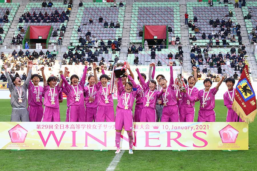 全日本高校女子サッカー選手権大会で3連覇を達成した藤枝順心【写真:産経新聞社】