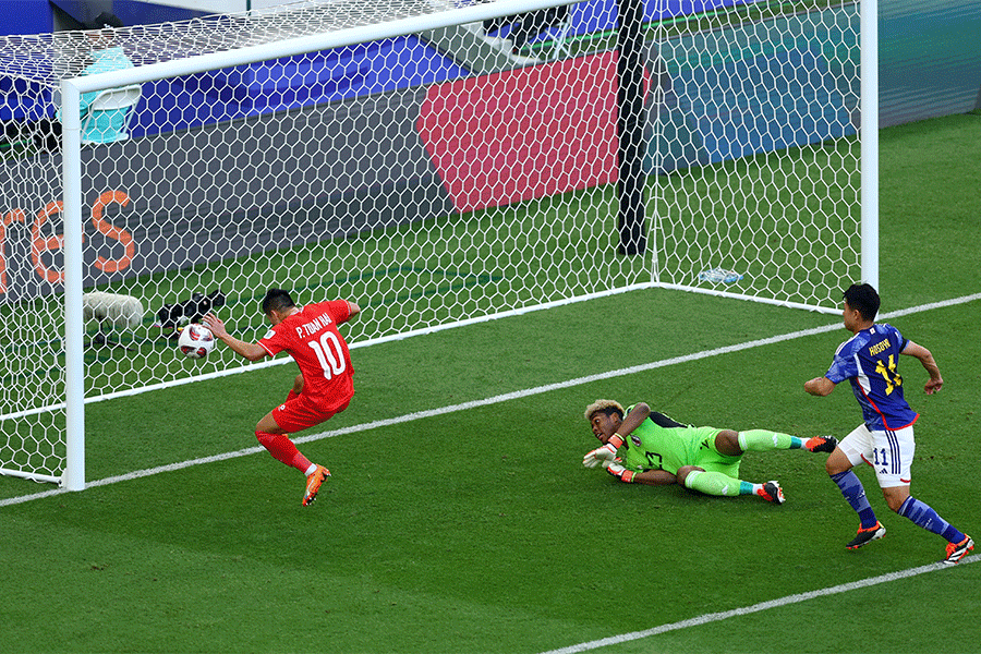 日本代表はセットプレーから2失点【写真：ロイター】