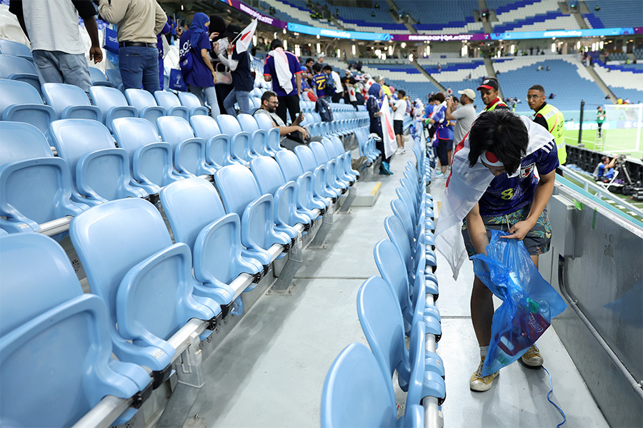カタールW杯では多くの日本人サポーターがごみ拾いを実施【写真：Getty Images】