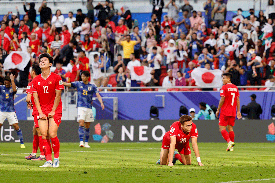 肩を落としたベトナムの選手たち【写真：ロイター】