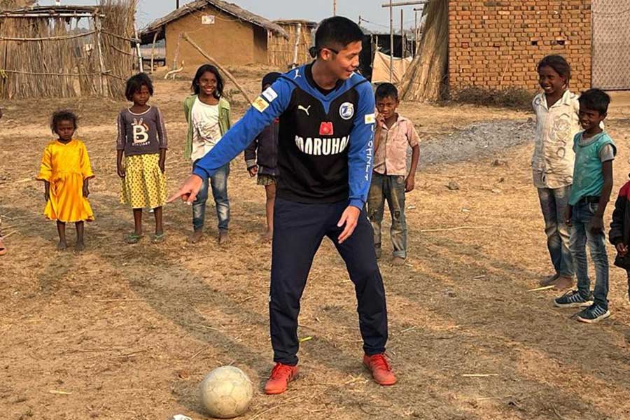 インドをドリブルで走破し子供たちへのサッカー教室も行う萩原望さん【写真:本人提供】