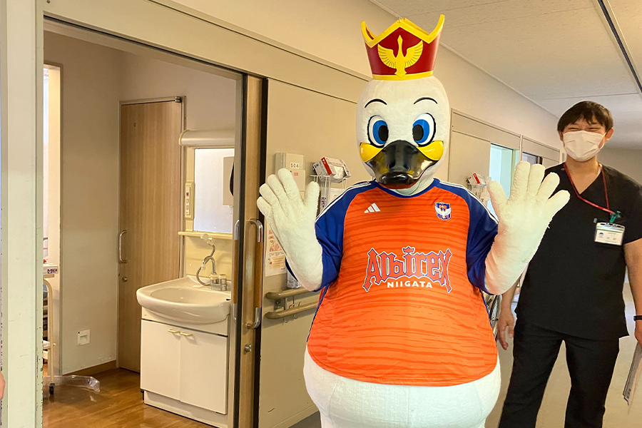イベント実施にあたってはマスコットも同行し病室の患者へ声かけを行う【写真：アルビレックス新潟】