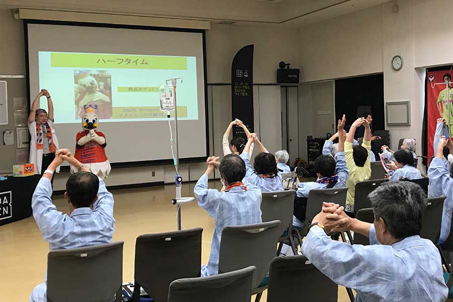 同じ体勢で座る患者の身体が固くならないようハーフタイムにはストレッチ運動も実施【提供：アルビレックス新潟】