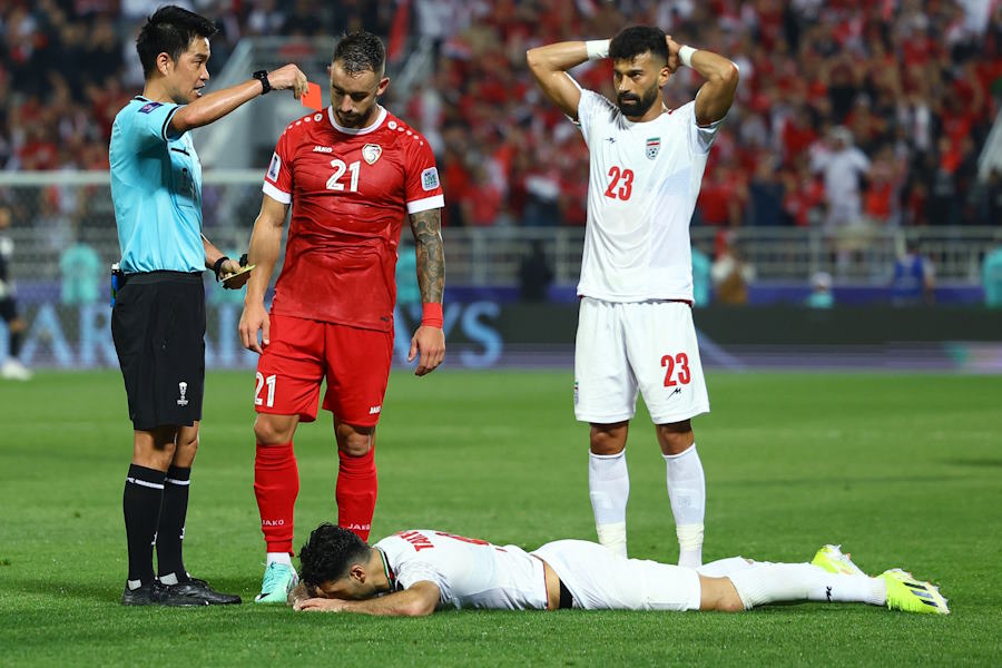 退場となりピッチに倒れるイランのメフディ・タレミ【写真：ロイター】