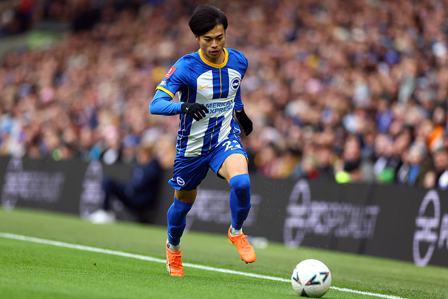 ドリブルで相手DFを翻弄する三笘薫【写真:Getty Images】