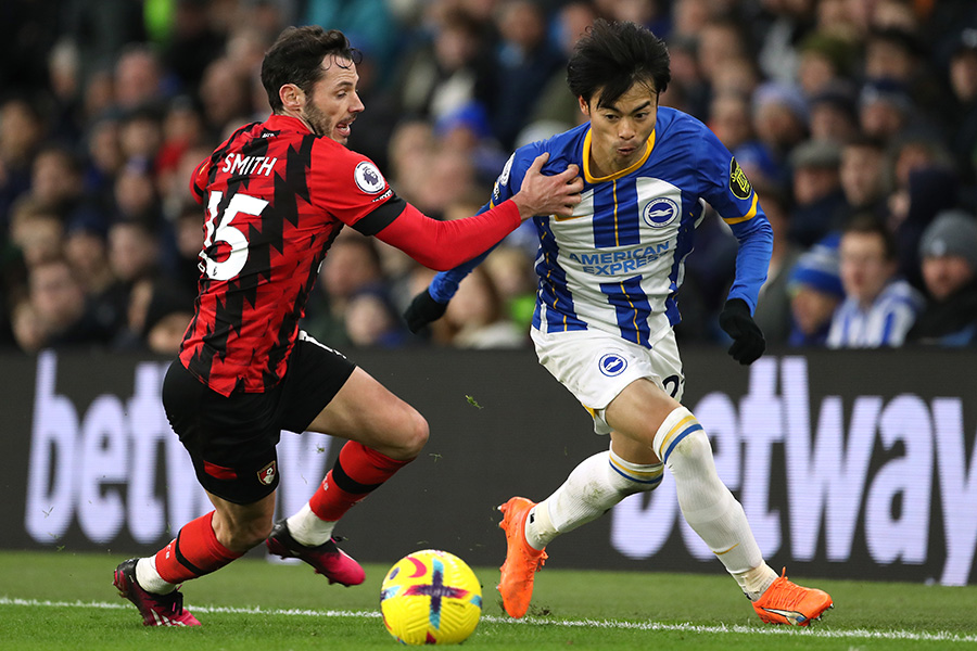 得意のドリブルで相手DFを翻弄した三笘薫【写真:ロイター】