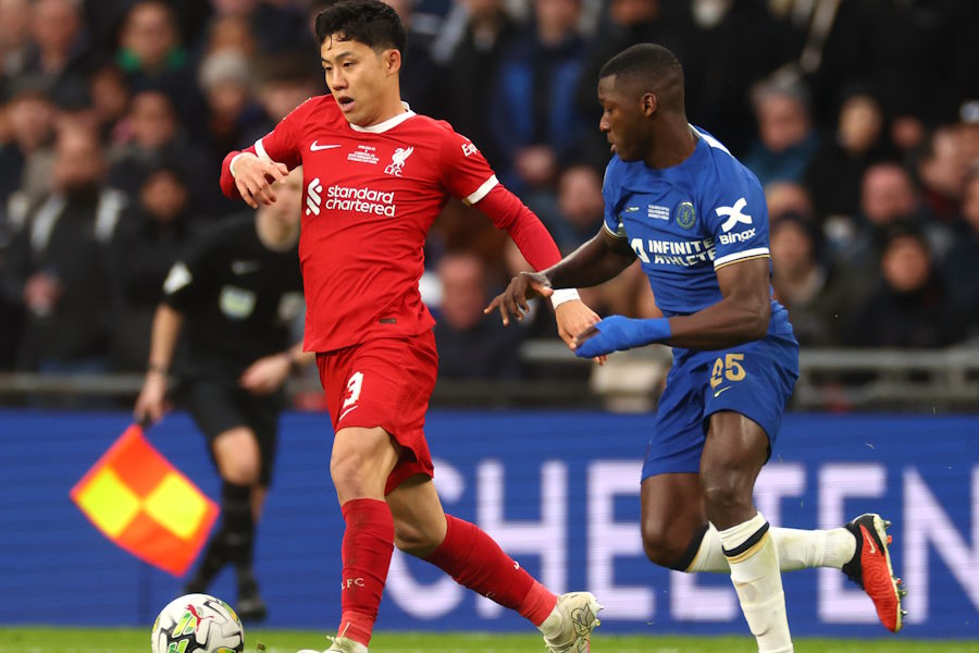 リバプールの遠藤航とチェルシーのモイセス・カイセド【写真：ロイター】