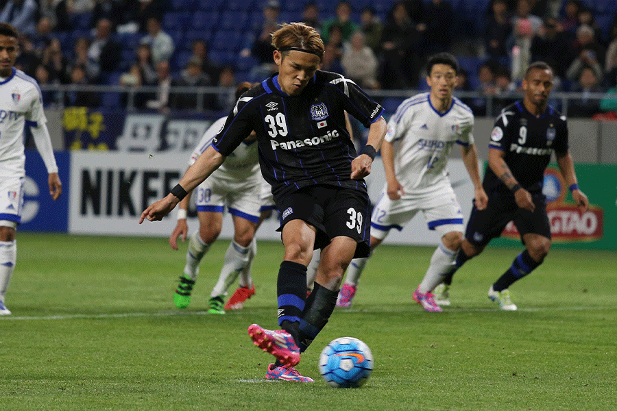 2016年のACL水原戦でPKを蹴った宇佐美貴史【写真:Getty Images】