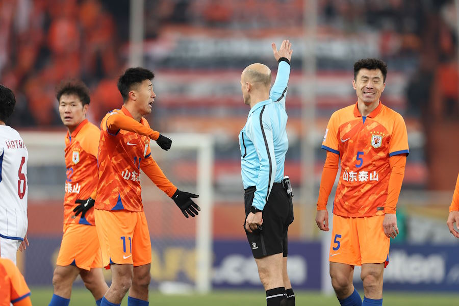 山東の選手たちが主審へ抗議の姿勢を見せた【写真:2024 Asian Football Confederation (AFC)】