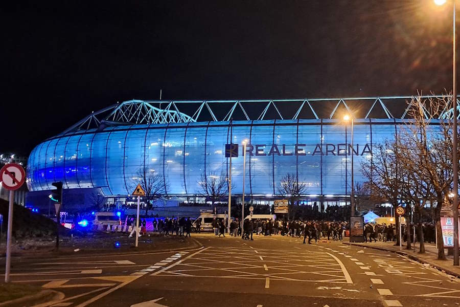 車が通行止めになるなど厳戒態勢が敷かれた本拠地レアレ・アレーナ周辺の様子【写真：高橋智行】