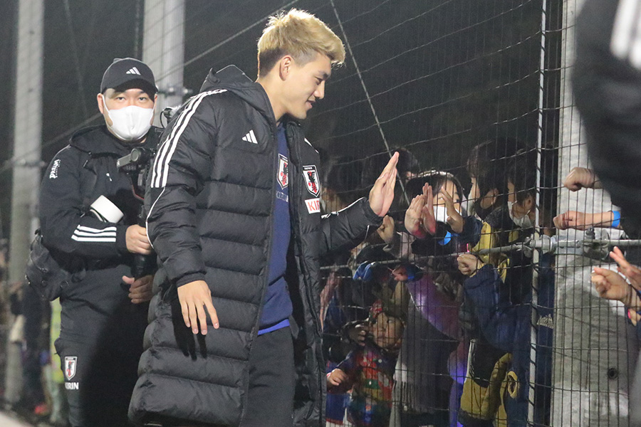 子どもたちと触れ合う堂安律【写真：FOOTBALL ZONE編集部】