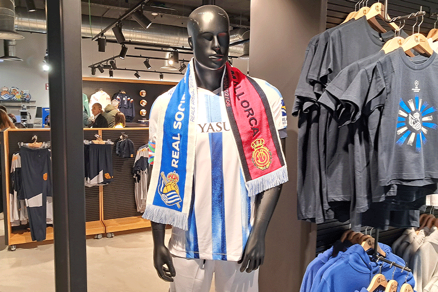 スタジアム併設のオフィシャルショップで売られていたマジョルカ戦のマフラー【写真：高橋智行】