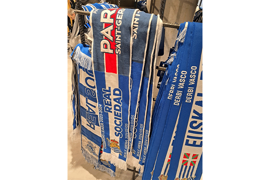 スタジアム併設のオフィシャルショップで売られていたPSG戦のマフラー【写真：高橋智行】
