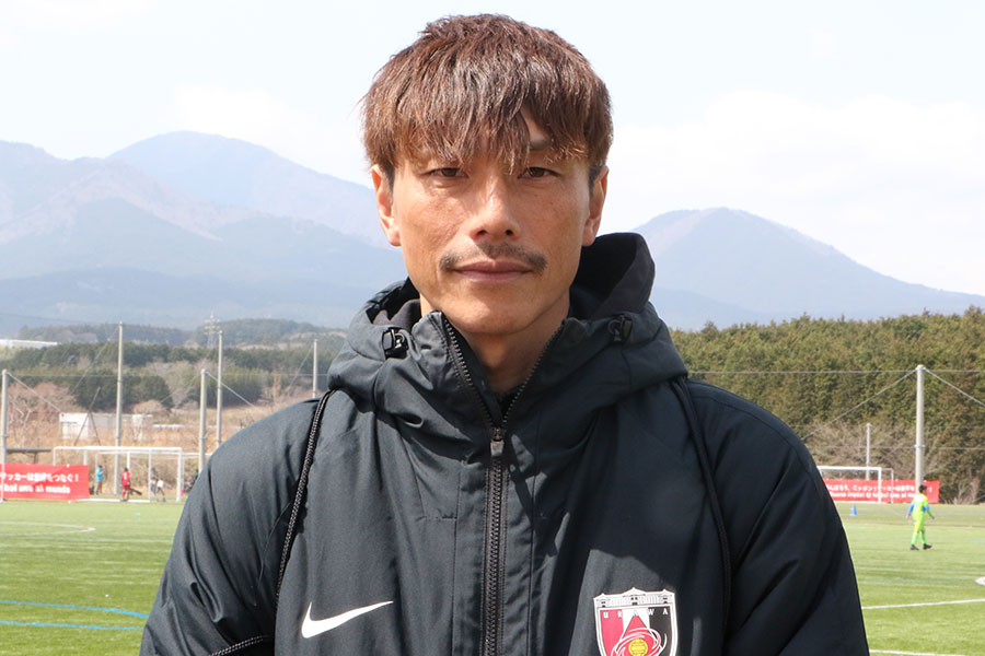 浦和レッズU-12のコーチを務める加賀健一氏【写真:FOOTBALL ZONE編集部 】