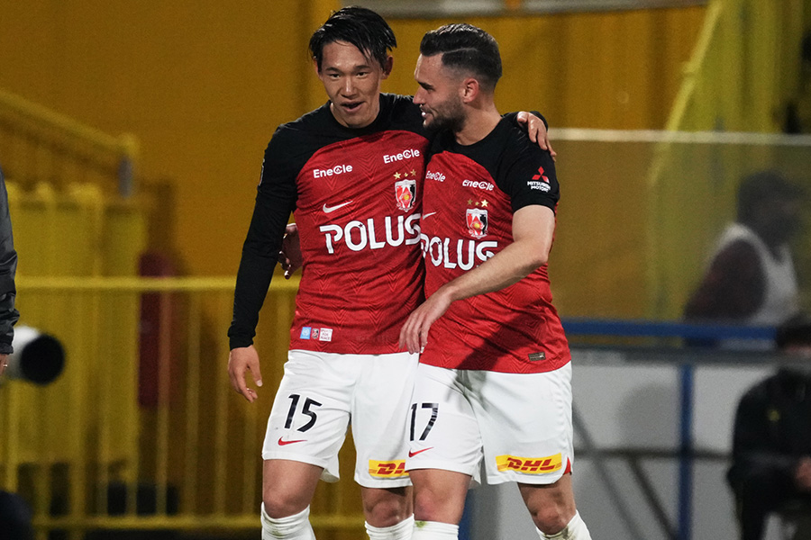 柏戦で1ゴール1アシストの活躍を見せたアレックス・シャルク(写真右)【写真:Getty Images】