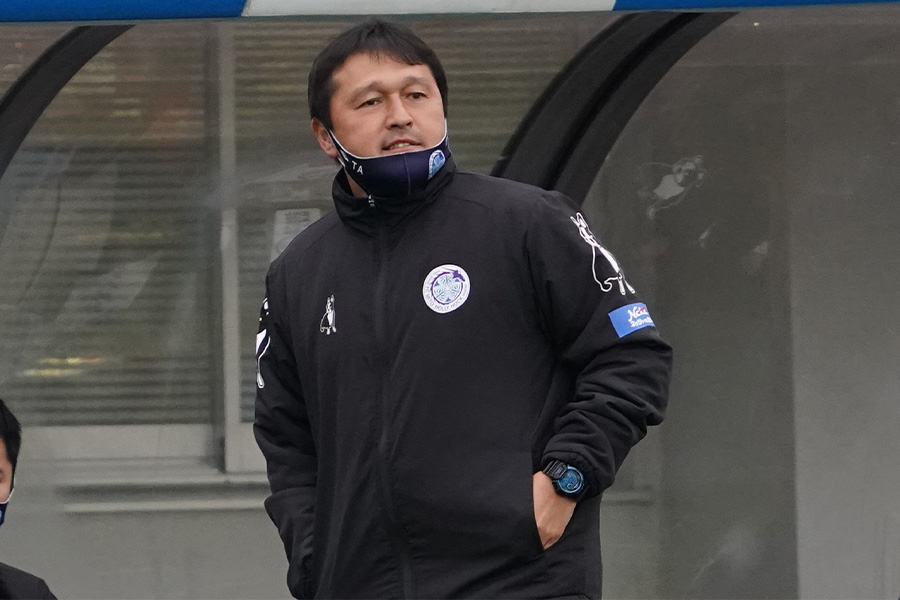 ゼ・リカルド監督のあとを継いだ秋葉忠宏監督（写真は2021年）【写真：Getty Images】