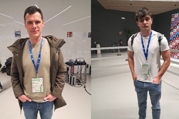 久保建英について語ってくれた「エル・パイス」紙のダビド・アルバレス記者（左）、ウェブメディア「アフィシオン・デポルティーバ」のルベン・ラマ記者（右）【写真：高橋智行】