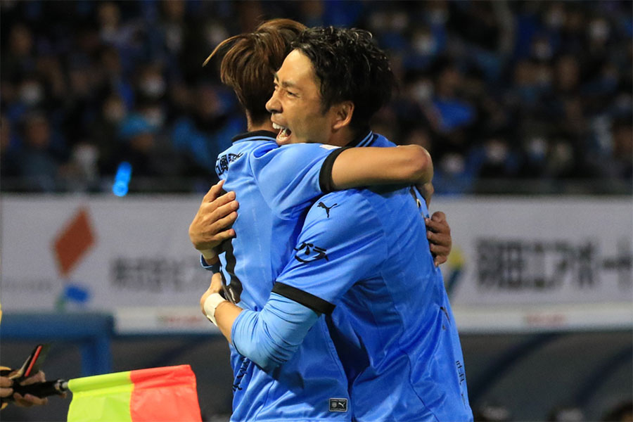 横浜FM戦でスタメン出場を果たした小林悠(写真右)【写真:Noriko NAGANO】