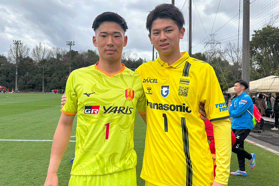 名古屋U-18の萩裕陽(左)とG大阪ユースの荒木琉偉【写真:FOOTBALL ZONE編集部 】