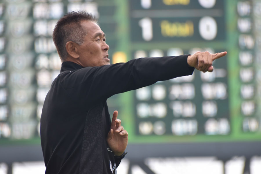ヴァンラーレ八戸を指揮する66歳の石﨑信弘監督【写真:ヴァンラーレ八戸】