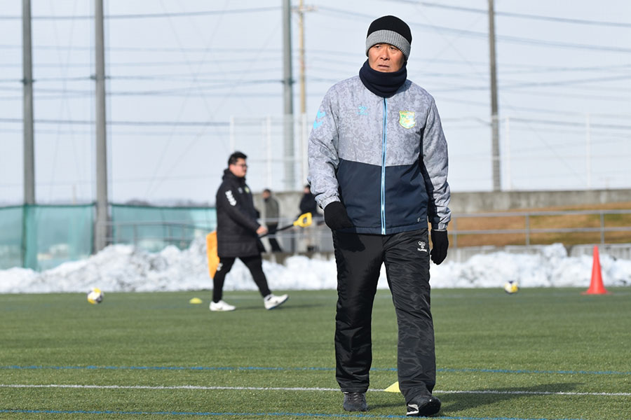 監督31年目のシーズンを迎えた【写真:ヴァンラーレ八戸】