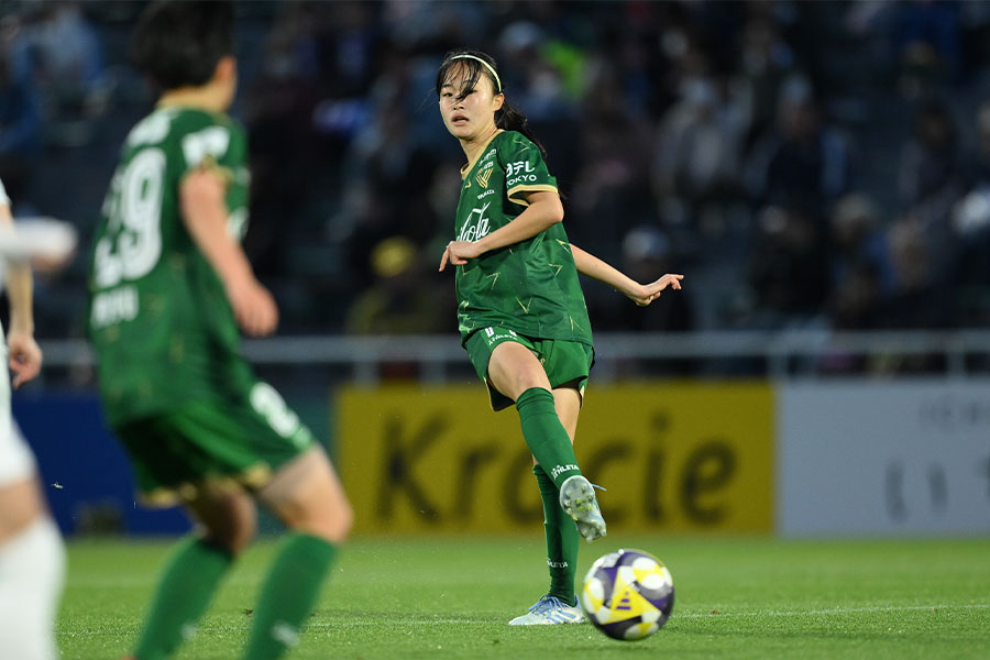 眞城美春の華麗フェイントに注目【写真：(C) WE LEAGUE】