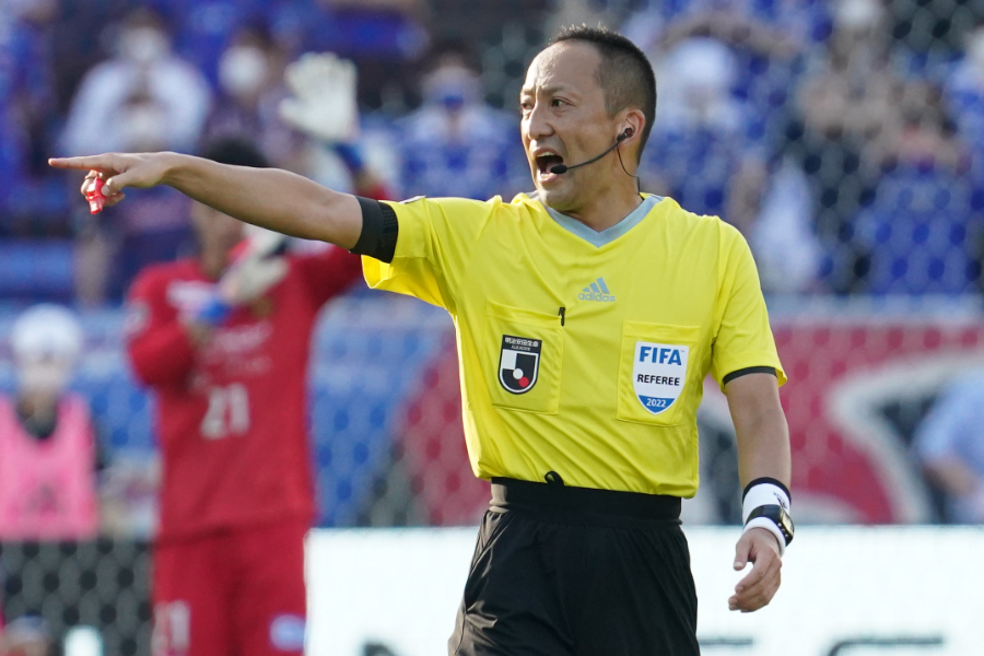 Jリーグで主審を担当する飯田淳平【写真：Getty Images】