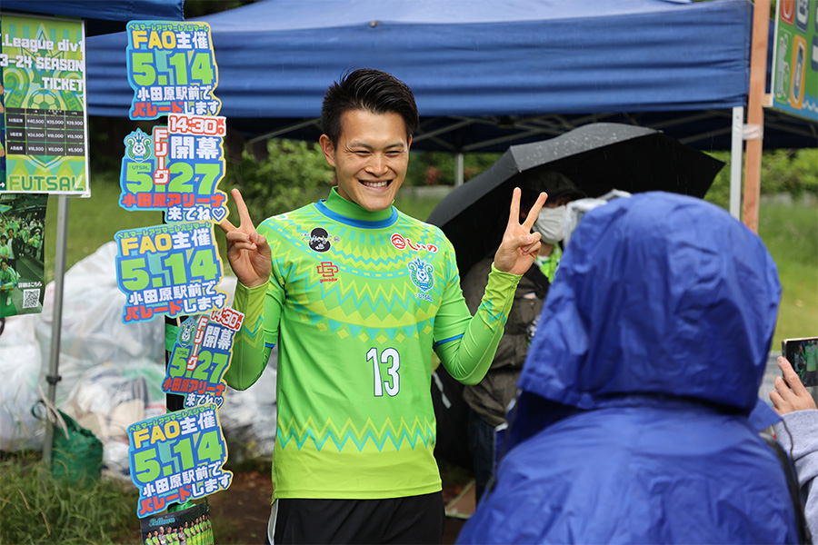 佐藤玲惟がJリーグの試合会場に登場【写真：河合 拓】