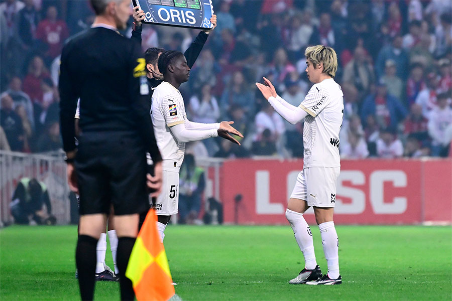 後半途中でピッチを後にした伊東純也（写真右）【写真：IMAGO / PsnewZ】