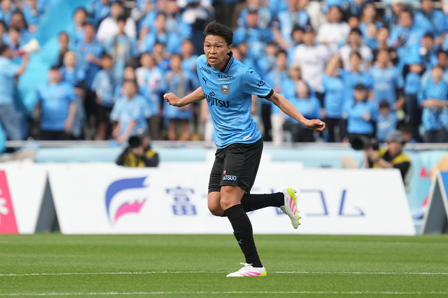 エリソンの2点目をアシストした丸山祐市【写真：Getty Images】