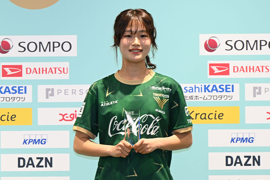 ベストヤングプレーヤー賞を受賞した眞城美春【写真：(C) WE LEAGUE】
