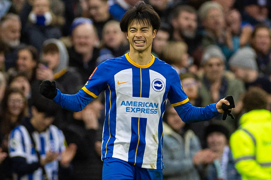 三笘薫が決めた伝説ゴールに再脚光【写真：IMAGO / Propaganda Photo】