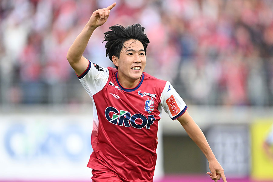 18歳の佐藤龍之介が4月のJ1ヤングプレーヤー賞を受賞【写真：徳原隆元】