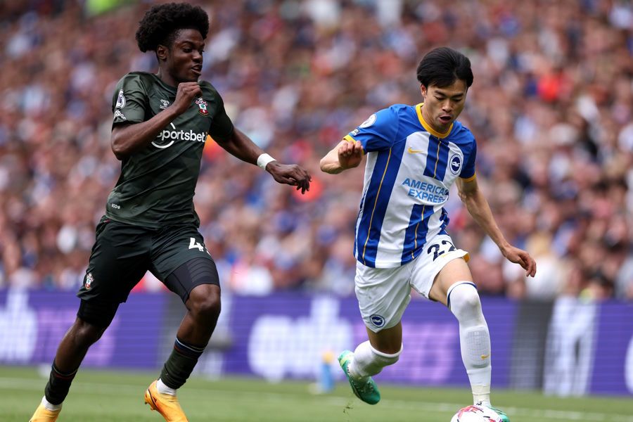 ロメオ・ラビアと競り合う三笘薫【写真：Getty Images】