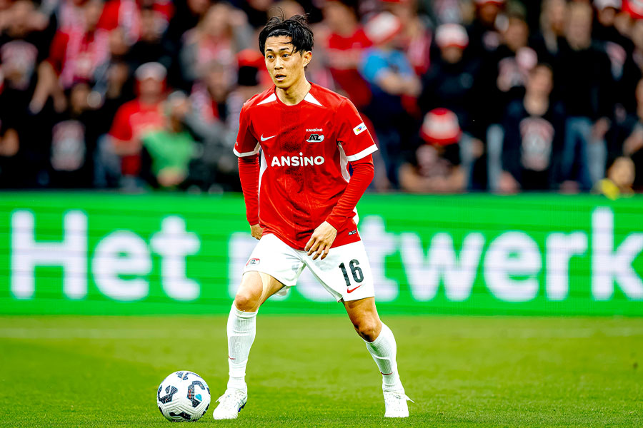 今季AZでハイパフォーマンスを見せた毎熊晟矢【写真：IMAGO / DeFodi Images】