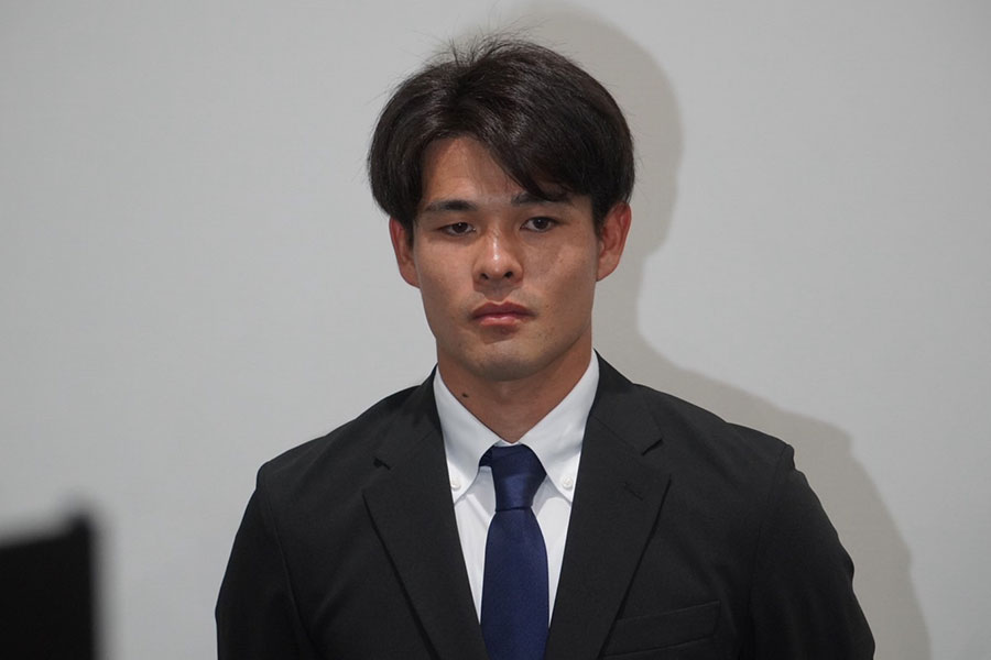 佐野海舟が自主トレーニング後、取材に応じた【写真:FOOTBALL ZONE編集部 】