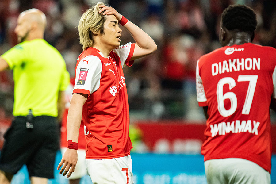 まさかの2部降格で頭を抱えた伊東純也【写真:IMAGO / PsnewZ】