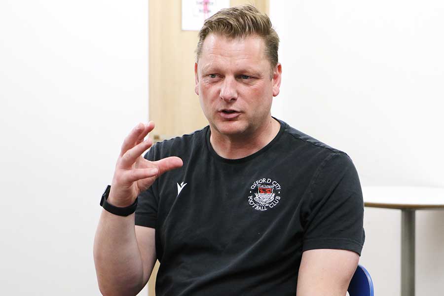 メリット氏はコーチ業の傍ら英6部オックスフォード・シティFCの代表も務める【写真：FOOTBALL ZONE編集部】