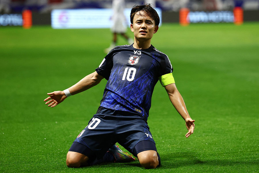 久保建英が2度目の背番号10を背負う【写真：ロイター】