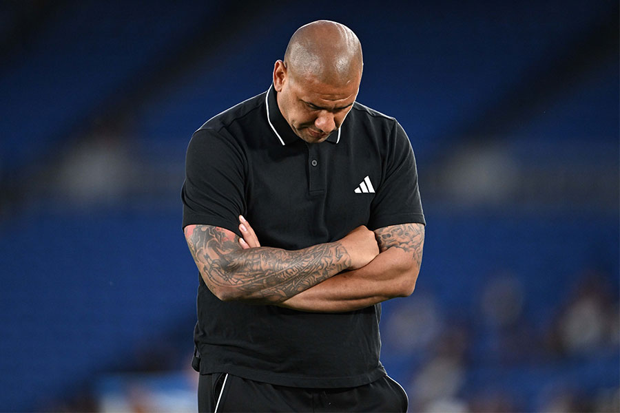 うつむいたパトリック・キスノーボ監督【写真：徳原隆元】